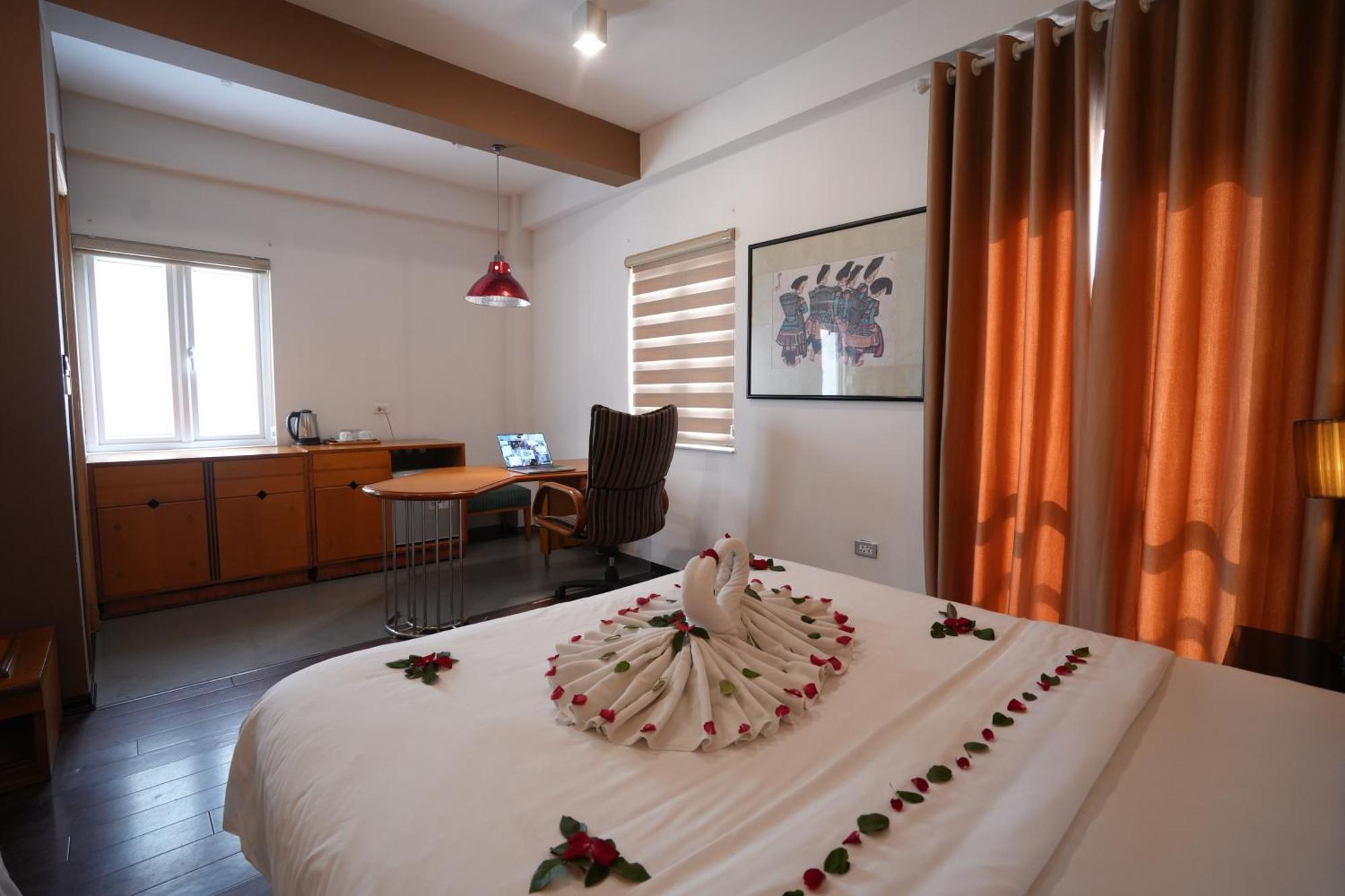 Golden Sunshine Villa Hotel And Travel Hanoi Esterno foto